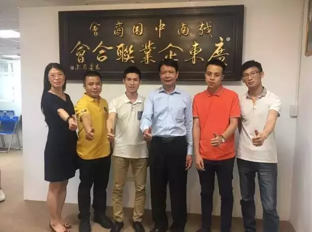 越南广东商会会长徐丰培（左四）